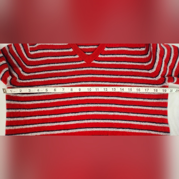 2 Uniqlo Lambswool v-neck sweaters - Picture 14 of 16